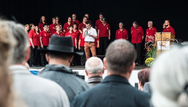 Dorffest-Ok-Präsident Bernhard Stöckli eröffnet am gestrigen Freitagabend das Dorf- und Gesangsfest in Frick. In Hintergrund die Freaktal Singers.
