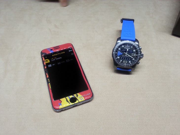 Die Breitling Smartwatch B55 kommuniziert mit dem Handy