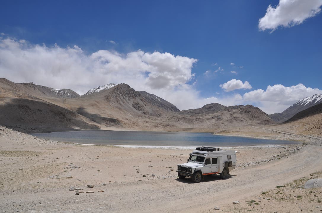 Tajikistan - Pamir Highway, karge Gebirgslandschaften auf über 4000 Meter über Meer.