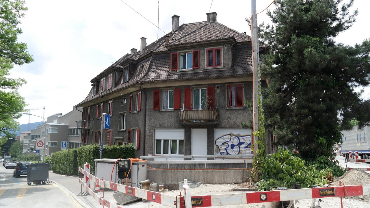 Dieses heruntergekommene Haus an der Bucheggstrasse vermietet Besitzer Urs Tschenett an Flüchtlinge, Asylanten und vorläufig Aufgenommene.
