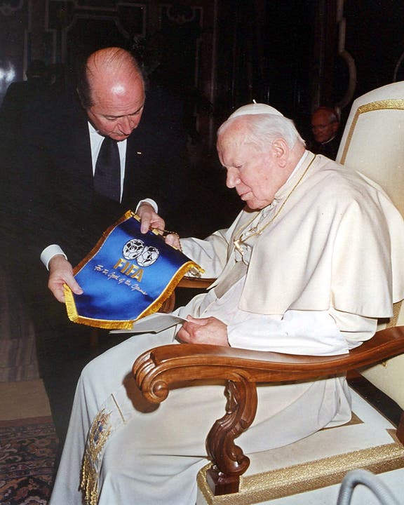 Dezember 2000: Sogar den Papts Johannes Paul II trifft Sepp Blatter.