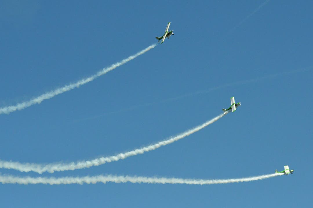 Zwei Flugzeuge des Grashoppers Formationsteams sind in der Luft kollidiert.