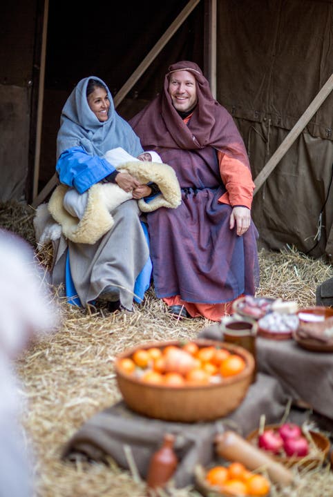 Maria und Josef freuen sich über die Geburt ihres Kindes