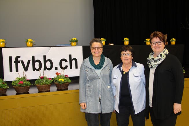 Die abtretende Kassierin Nicole Arni (rechts), Präsidentin Marlise Stuber (Mitte) die neu gewählte Kassierin Susanne Kocher (links)