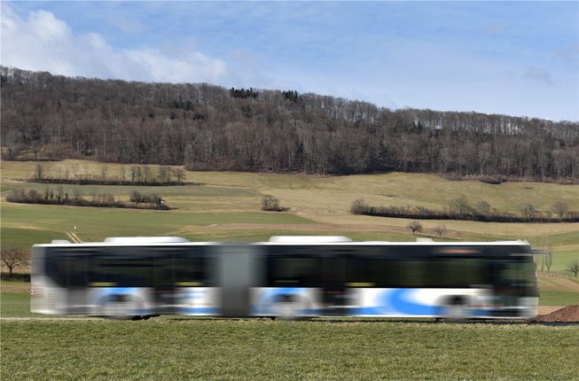 Zug drin, auch wenns manchmal zu innerbetrieblichen Holprigkeiten kommt: Ein Flottenfahrzeug der BOGG zwischen Stüsslingen und Erlinsbach