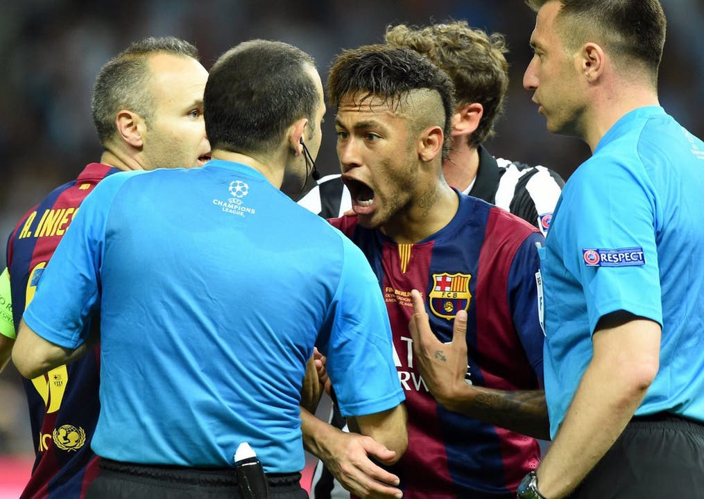 Neymar empört sich über sein wegen Hands aberkanntem Tor.