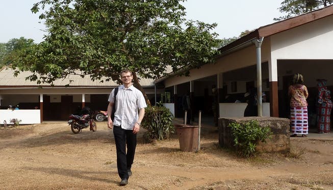 David Leuenberger vor dem Hauptgebäude des Centre Médical in Macenta in Guinea. HO