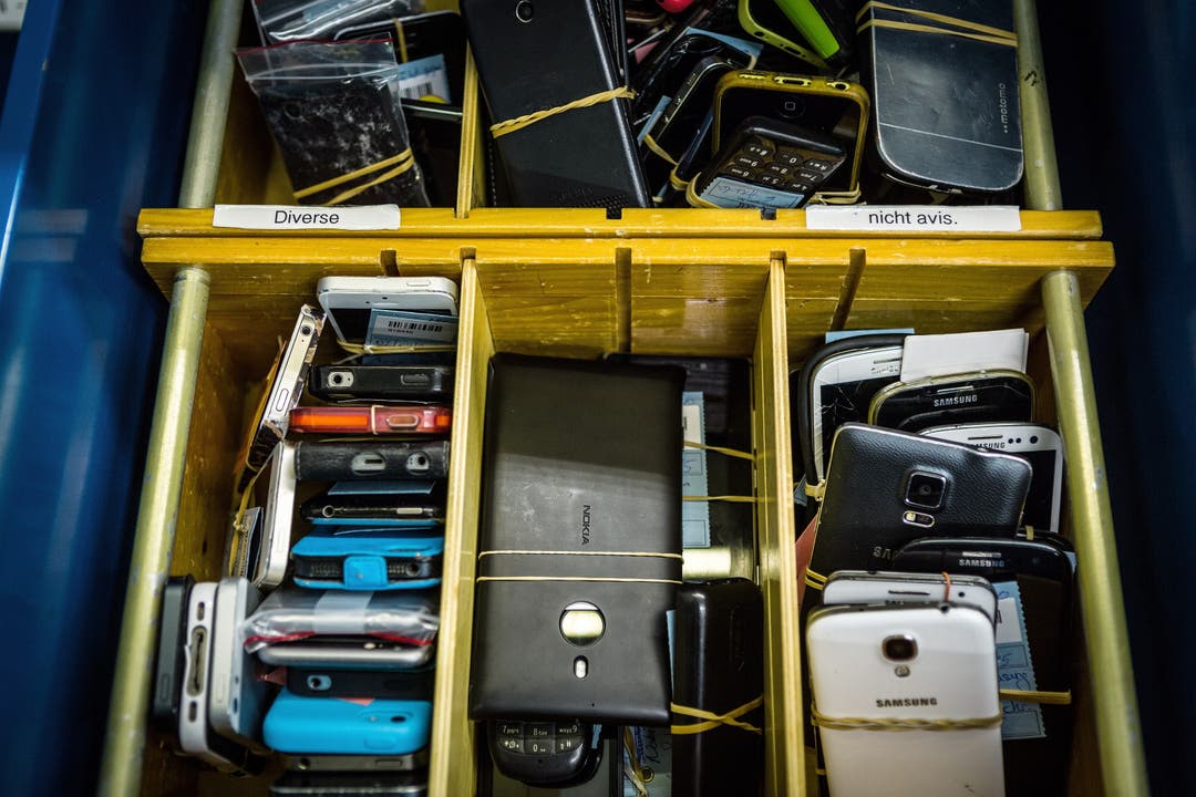 Erkennen Sie ihr vermisstes Handy wieder? Falls ja, es wartet im Fundbüro der Stadt Zürich auf Sie. Wie 50 000 weitere Fundstücke.