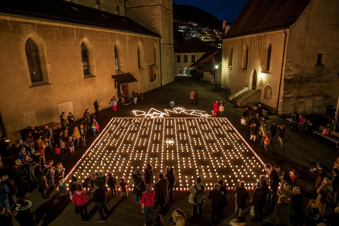 1500 Kerzen leuchten vor dem Platz der katholischen Kirche