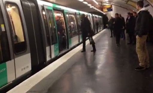Rassismus im Fussball: Chelsea-Fans lassen einen dunkelhäutigen Passagier nicht in die Pariser Metro einsteigen.
