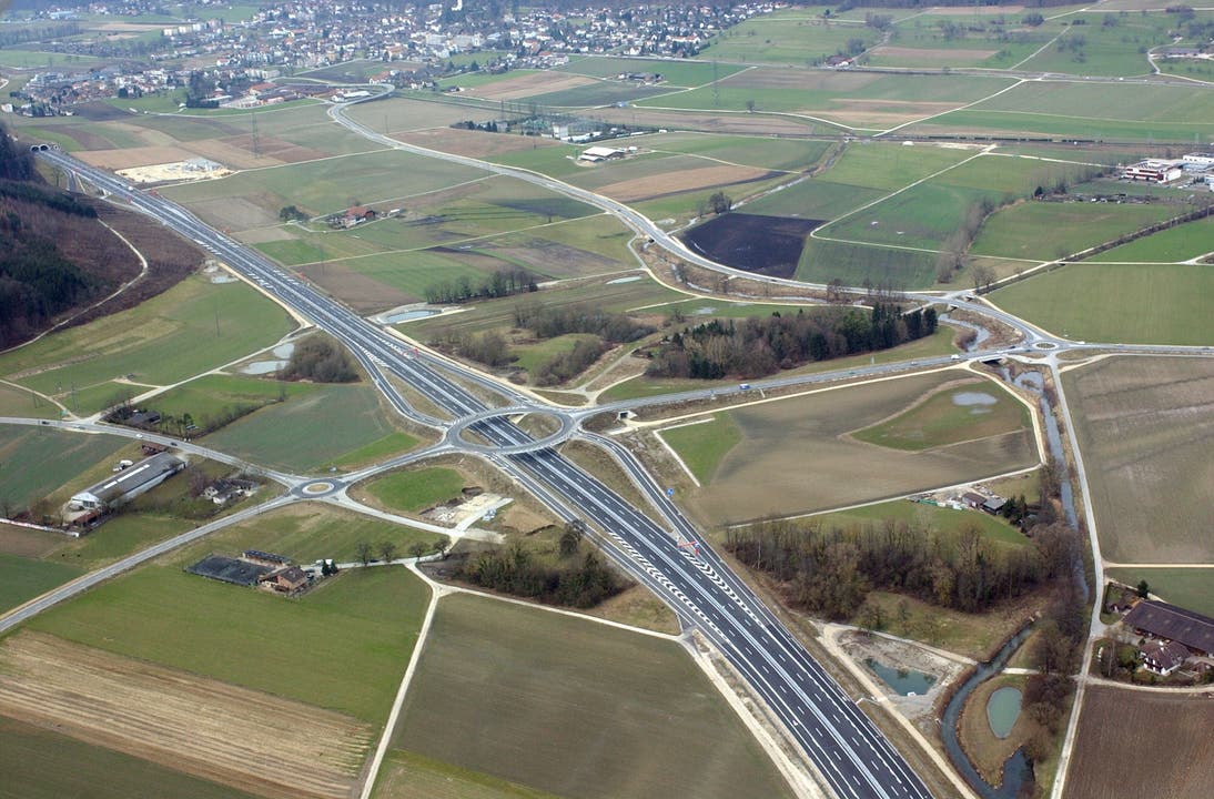 Die A5 kurz vor Eröffnung mit Pieterler Kreisel und Einfahrt Wititunnel
