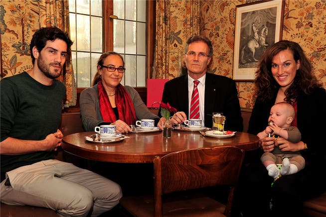 «Familientisch» im Tearoom an der Bahnhofstrasse (v.l.): Philippe, Rita, Mark und Alexandra Brändli (mit Söhnchen Sean); vom Verwaltungsrat fehlt Dominik Brändli.
