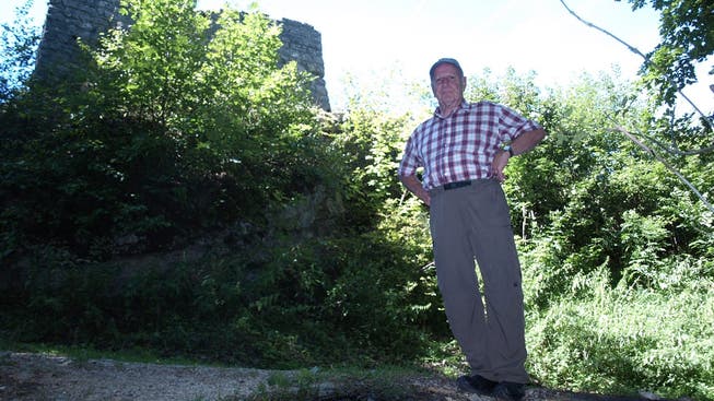 Wo einst der Wegweiser stand, sinniert heute Oswald Schmid über dessen Verbleib. Im Hintergrund Teile der Ruine Froburg.