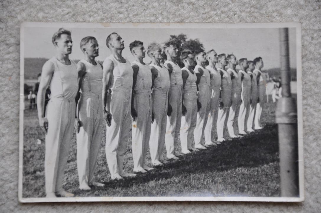 In zeitgemässer militärischer Formation 1941 am Verbandsfest in Schlieren.