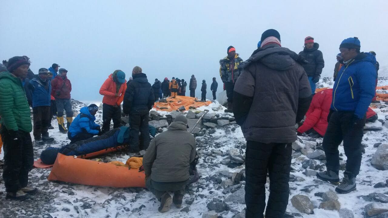 Eine Lawine überrollte das Everest Basecamp, ein schwer verletzter Alpinist wird abtransportiert