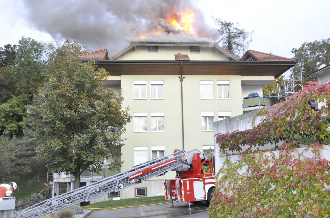 Dachstock brennt in Mehrfamilienhaus – vier Wohnungen sind unbewohnbar