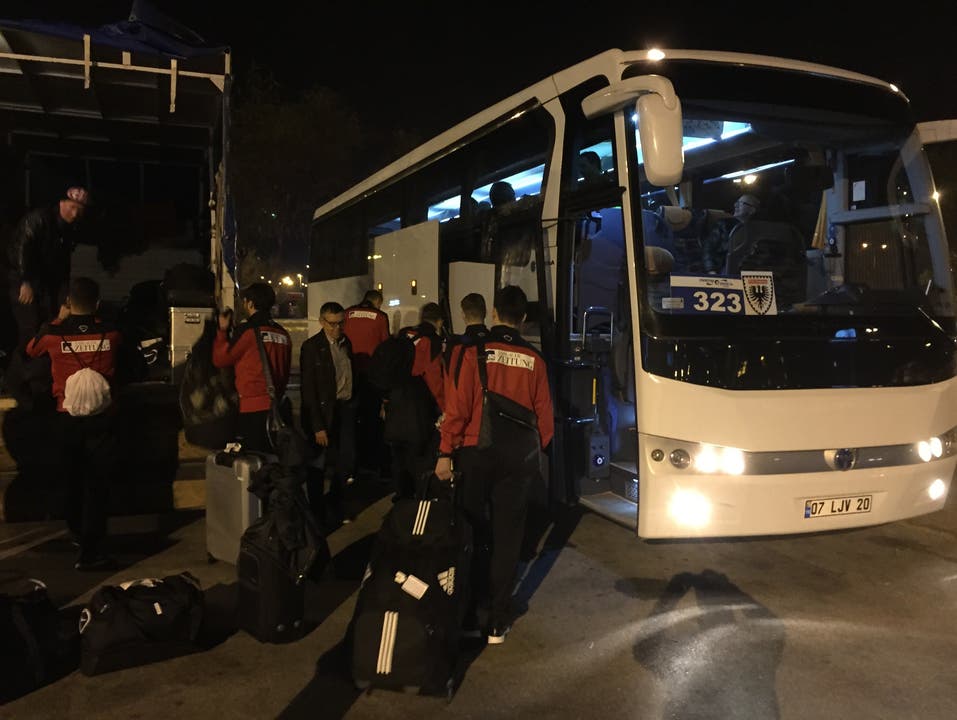 Verlad am Flughafen Antalya: Nach dem Flug heisst es für den ganzen FCA-Tross Umsteigen in den Teambus