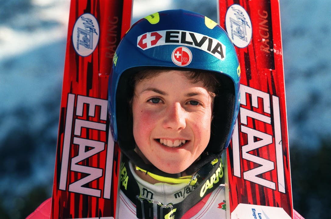 Der Anfang: Mit 16 in den Weltcup Im Dezember 1997 debütiert Simon Ammann beim Eröffnungsspringen der Vierschanzentournee als 16-Jähriger im Weltcup. Dank Rang 15 schafft er überraschend die Qualifikation für die Olympischen Spiele in Nagano – als bisher jüngster Schweizer Olympiateilnehmer.