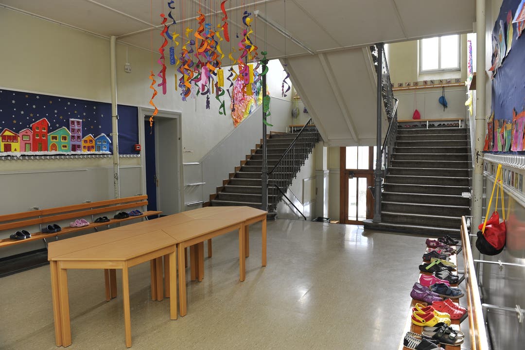 Treppenhaus und Garderoben im Schulhaus II