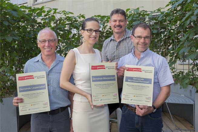 In Vertretung der Thaler Gemeinden nahmen (v.l.) Gerhard Ackermann, Armin Kamenzin und Josef Tschan die Zertifikate aus den Händen von Claudia Hametner entgegen, sie ist Mitarbeiterin des Schweizerischen Gemeindeverbandes.