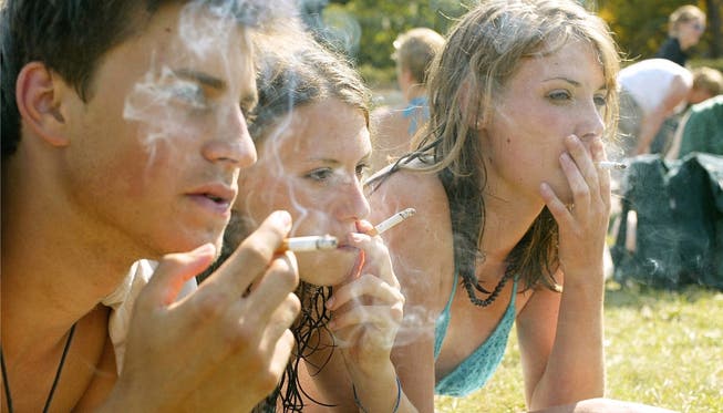 In einem Punkt sind sich Schweizer Ärzte einig: Jugendliche sollen künftig keiner Zigarettenwerbung mehr ausgesetzt sein.