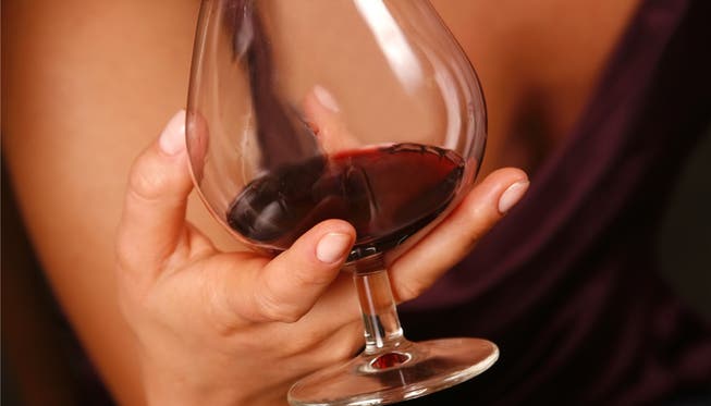 Beide tranken Rotwein, in welchem Ecstasy nachgewiesen wurde. Wer das Mittel in den Wein gemischt hat bleibt offen.