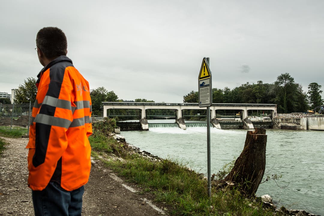 Beim Rüchlig-Kraftwerk in Aarau wird gebaggert und geholzt, alles im Namen der ökologischen Aufwertung. Rundgang mit dem Projektleiter Christoph Tandler auf der Zurlindeninsel