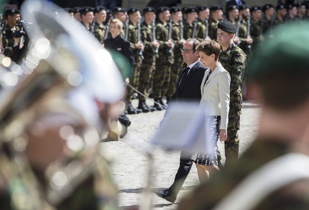 Frankreichs Präsident wurde auf dem Berner Münsterplatz mit militärischen Ehren empfangen.