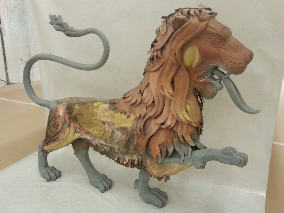 Der Löwe der gleichnamigen Wirtschaft in Solothurn: Die Füsse des Wappentieres waren verrostet und mussten nachgegossen werden.