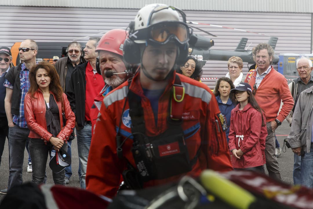 Die Zuschauer beobachten, wie sich das Rettungsteam der Air-Zermatt vorbereitet
