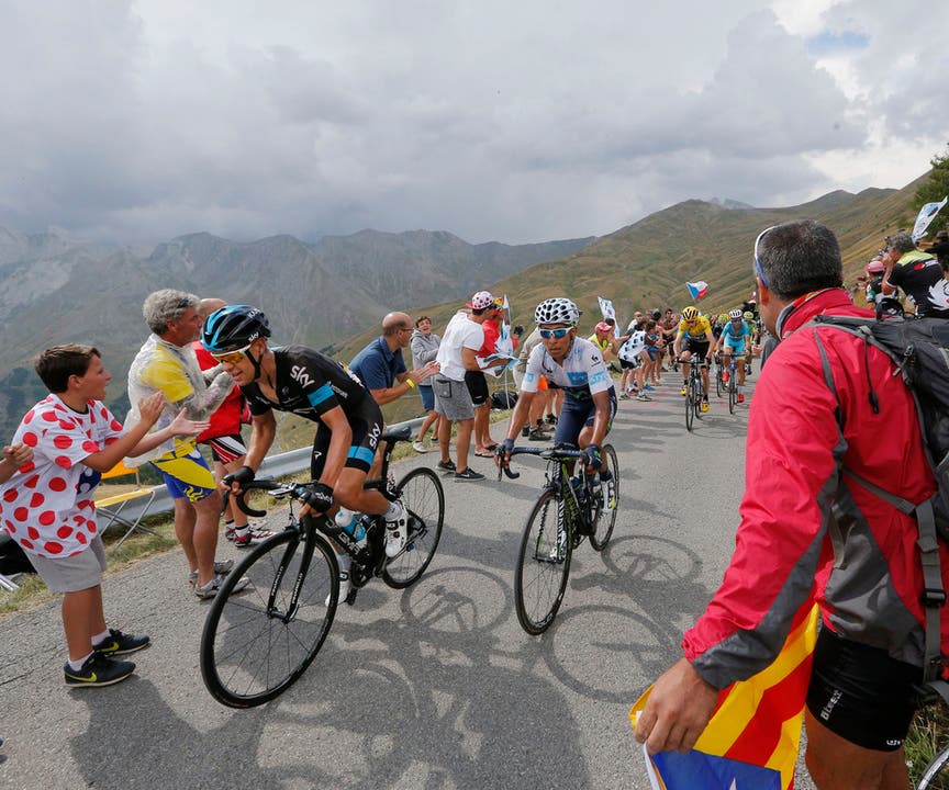 Richie Porte, Nairo Quintana, Chris Froome und Vincenzo Nibali (v.l.) klettern während der 17. Etappe einen Berg hinauf