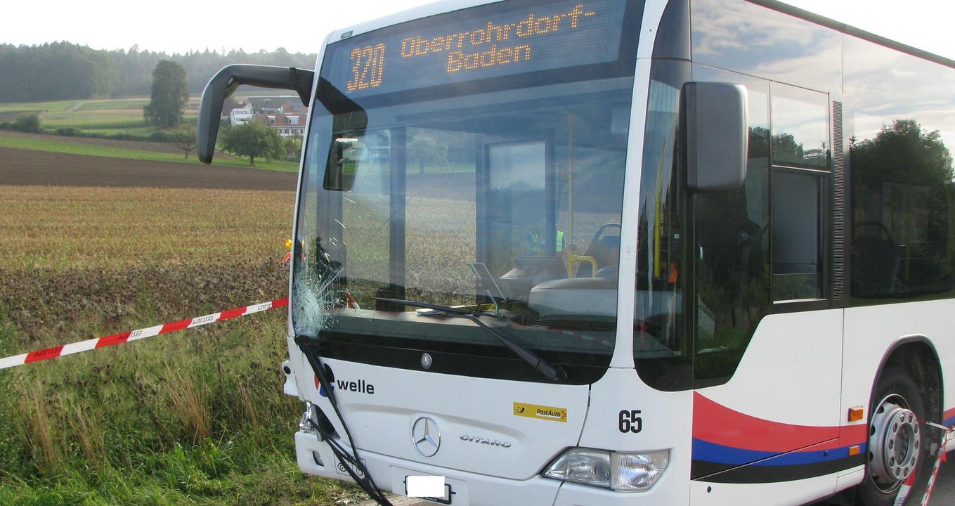 Fussgängerin stirbt nach Kollision mit Postauto in Remetschwil