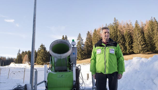 Hannes Parpan, OK-Präsident der Tour de Ski in Lenzerheide, posiert neben einem seiner wichtigsten Helfer.