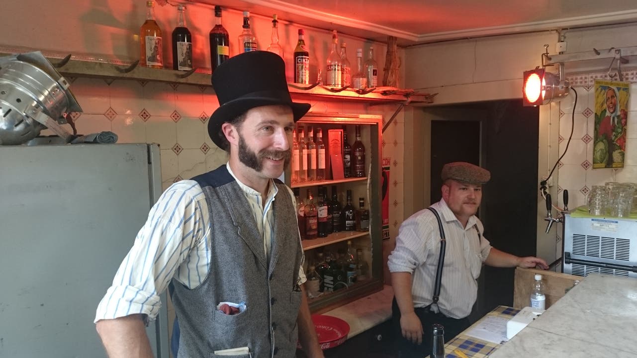 Zwei Fraggles- ehemalige Jungschärler - in ihrer Bar im «Steiböckli», einem ehemaligen Gasthaus respektive einer ehemaligen Metzgerei.