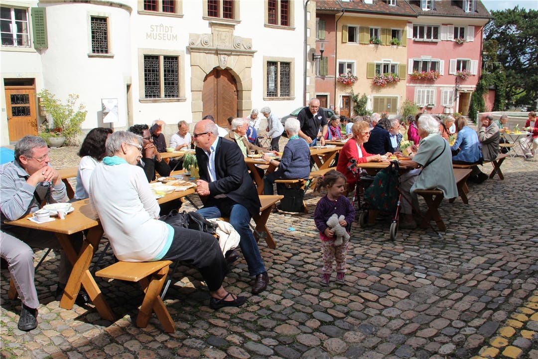 Die Tische in der Hofstatt sind gut besetzt am 3. Kulinarium des Quartiervereins Altstadt und Umgebung.