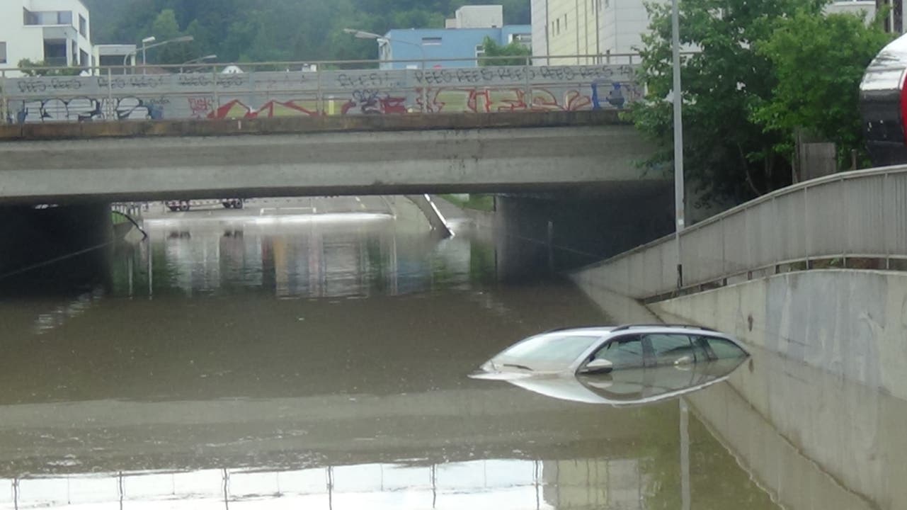 Ein Auto ist in der überfluteten Unterführung versunken. (Bild von Lesereporter Heiri Lüthi)