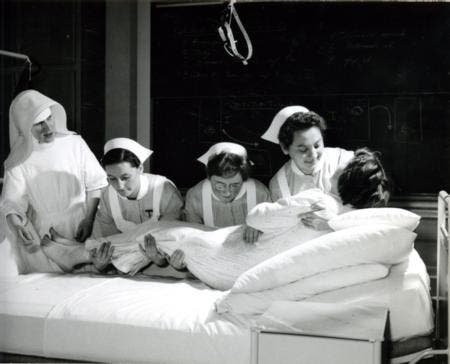 Schülerinnen lernen 1958, eine Patientin umzubetten