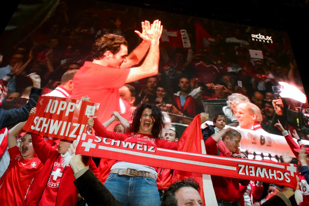 Die Schweizer Fans feiern das siegreiche Team