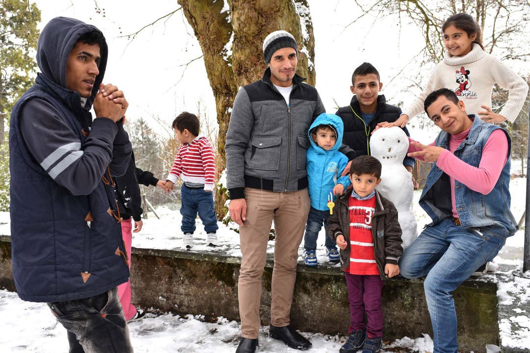 Die Flüchtlinge bauen ihren ersten Schneemann in Egerkingen.