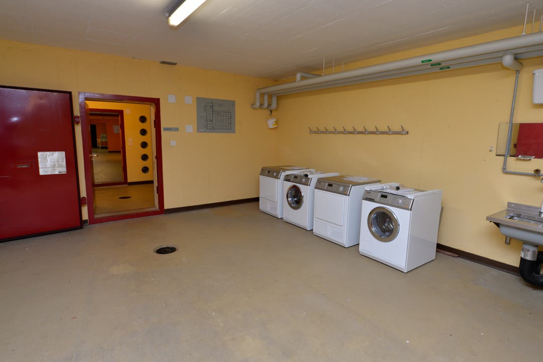 Vier Waschmaschinen stehen zur Verfügung.