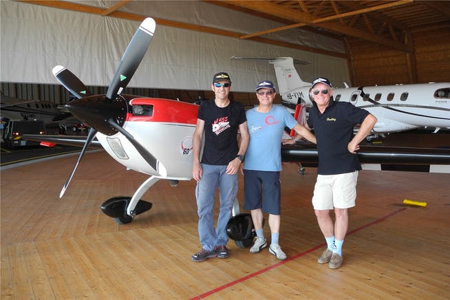 Die Kunstflugpiloten Stefano Albinati und Hanspeter Rohner trainierten gestern mit ihrem Coach Patrick Paris (von links) in Grenchen.
