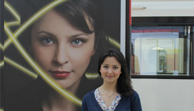 Amelia Scicolone ist Werbeträgerin der Fachhochschule Nordwestschweiz:Im Internet (kleines Bild) und auf Plakatwänden.