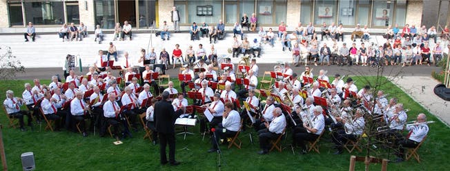 Veteranenspiel des Solothurner Blasmusikverbandes beim Konzert im Innenhof des Roggenparks Oensingen.