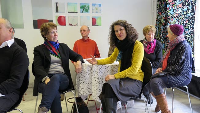 Angeregte Runde im Café Philo mit Gesprächsleiterin Katja Herlach (im gelben Pullover), hinten an der Cultibo-Wand sind Bilder der Oltner Künstlerin Theresa Späni aufgehängt.