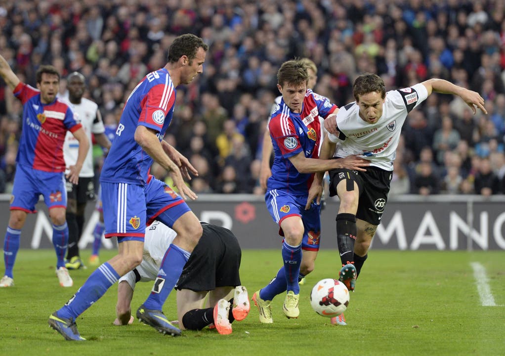 Sandro Burki in einem Match gegen den FC Basel, gestört von Valentin Stocker.