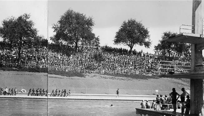 Am 6. Juli 1934 fand das Eröffnungsschwimmen im Terrassenschwimmbad statt. Zahlreiche Besucher schauten gespannt aufs Wasser.