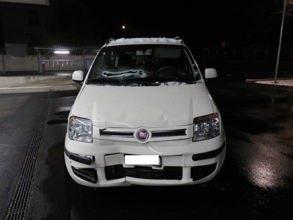 Kurz nach fünf Uhr konnten Regionalpolizisten den beschädigten weissen Fiat anhalten.