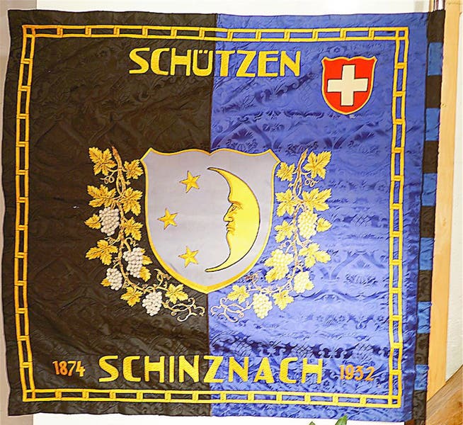 Die alte Fahne des Schützenvereins von Schinznach gehört zu den zahlreichen Ausstellungsstücken der Schiessvereine des Schenkenbergertals.