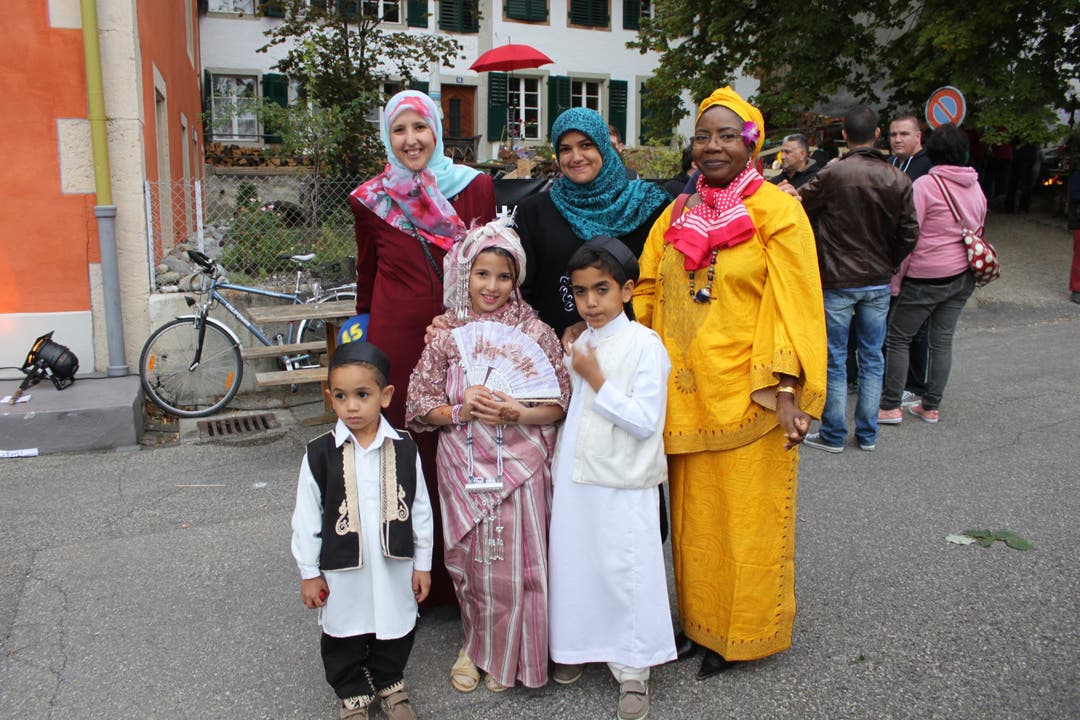 Festlich gekleidete Migranten am Dorffest Pieterlen