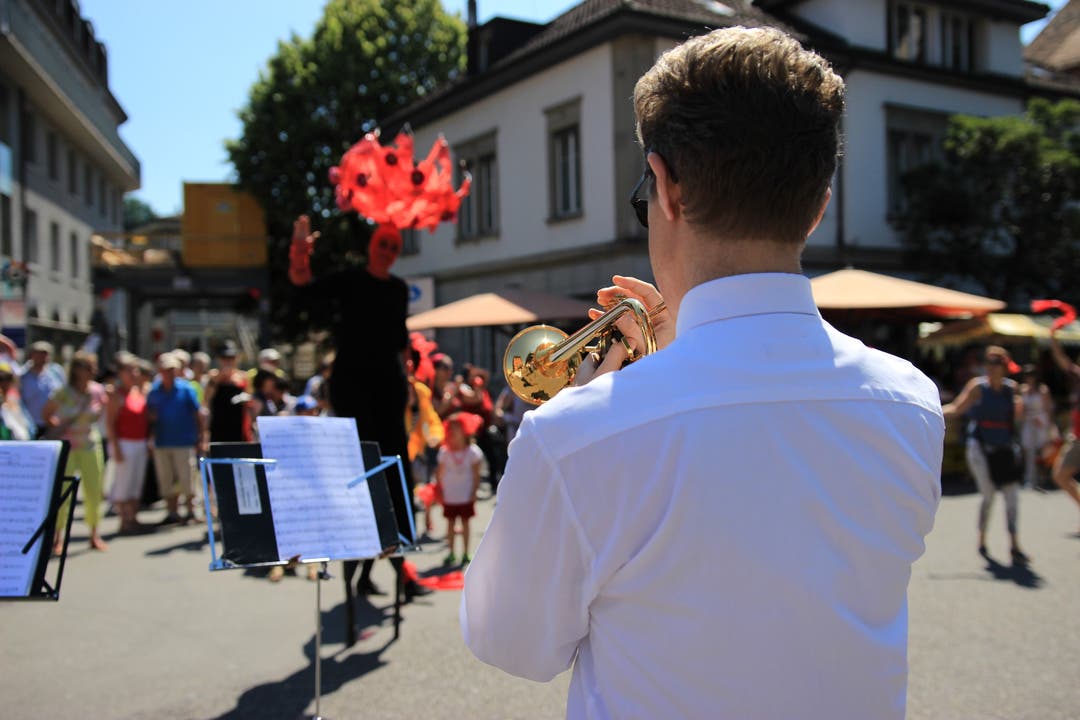 Musikalische und fröhliche Eröffnung auf dem Schlossbergplatz